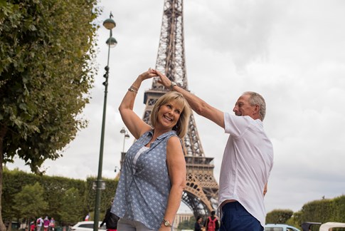 France Paris Couple Dancing Eiffel Tower Tt
