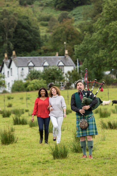 Scotland Highlands Pipper Ladies Walking Tt