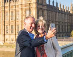Uk London Parliament Couple Selfi Tt