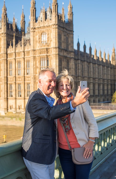 Uk London Parliament Couple Selfi Tt