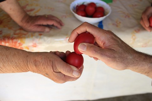 Greece Red Egg Game People Cracking