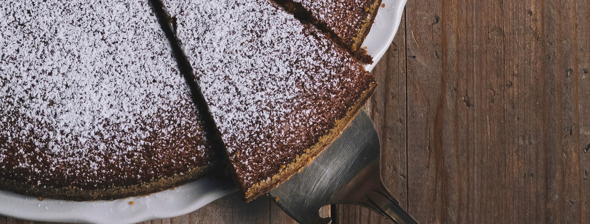 Recipe Expert Spanish Almond Cake Powdered Sugar Serving Pie Table Wood