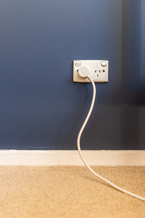 Expert Wall Outlet Plug Tech