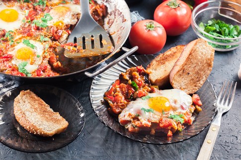 Expert Food Recipe Egypt Egyptian Shakshuka Plated Bread Eggs Tomato
