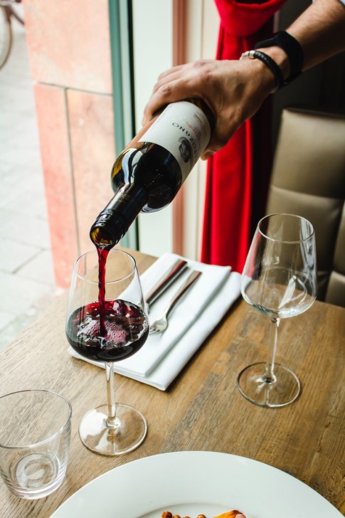 Expert Wine Pour Bottle Glass Waiter Table Red