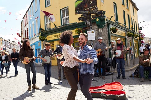 Ireland Galway Band Outside Dancing People Pub Expert