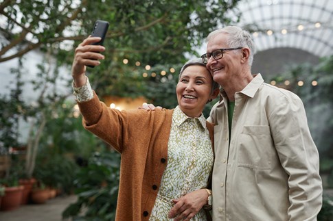 Expert Tech People Selfie Travelers Greenhouse Couple Cellphone