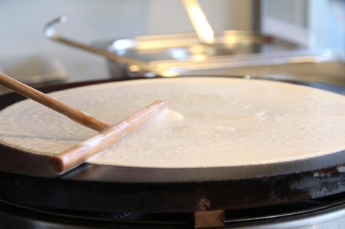 crepe-making-french-crepes-expert-food-vendor