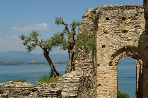 italy-lake-garda-catullus-grottos-expert-olive-tree-ruins-caves