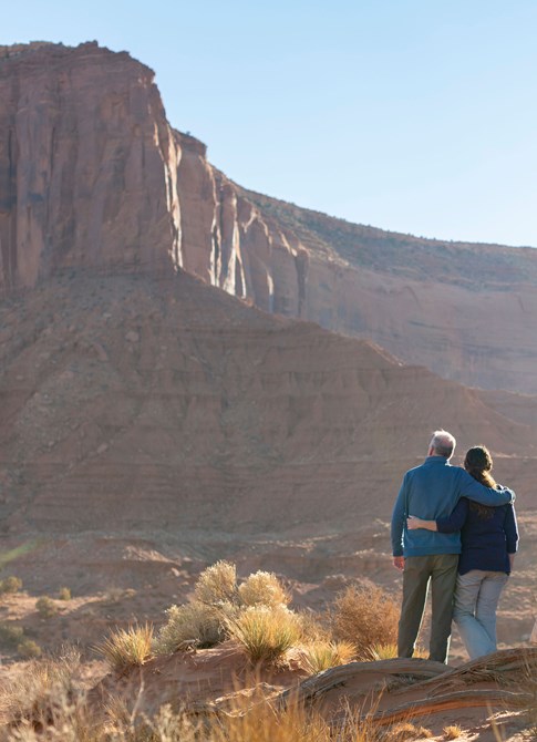 Usa United States Utah Monument Valley Couple Looks Out Into Sun