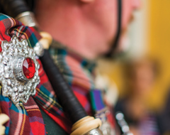Piper Meet Edinburgh Castle Edinburgh Scotland Close Up Guests Bagpiper Bagpipes Kilt Tartan Expert Advice