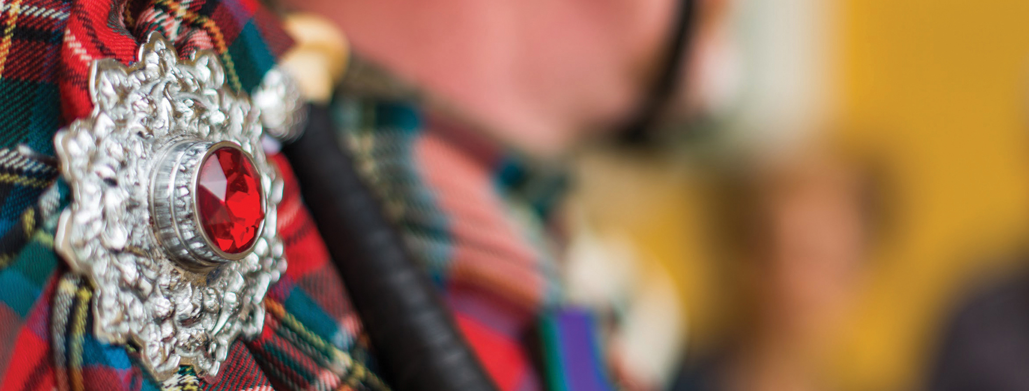 Piper Meet Edinburgh Castle Edinburgh Scotland Close Up Guests Bagpiper Bagpipes Kilt Tartan Expert Advice
