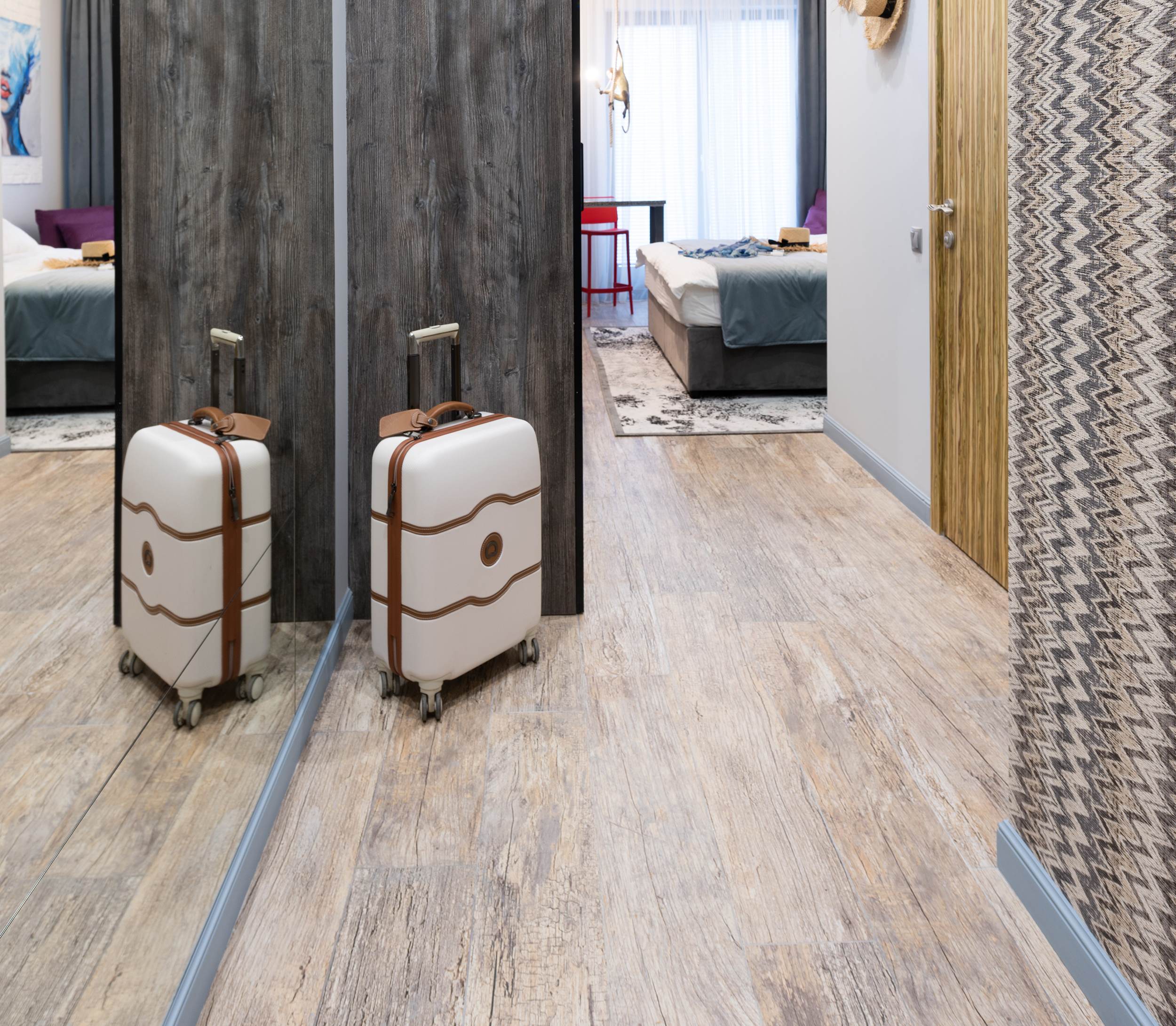 Expert Suitcase Packing Room Mirror