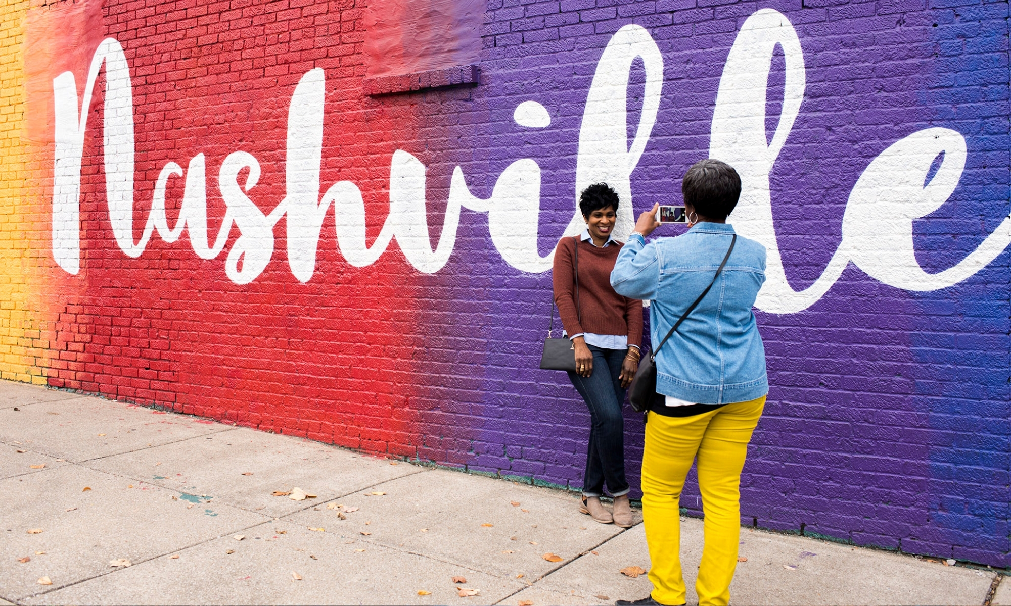 Usa Nashville Tennessee People Street Art Best Places To Book A Trip In America Tour Dark Overlay Collections Expert Travel Advice Guided Vacations