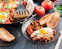 Expert Food Recipe Egypt Egyptian Shakshuka Plated Bread Eggs Tomato