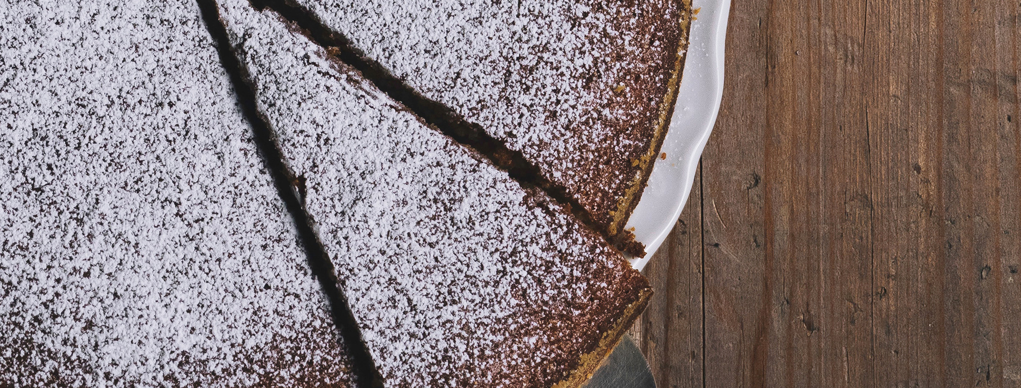 Recipe Expert Spanish Almond Cake Powdered Sugar Serving Pie Table Wood