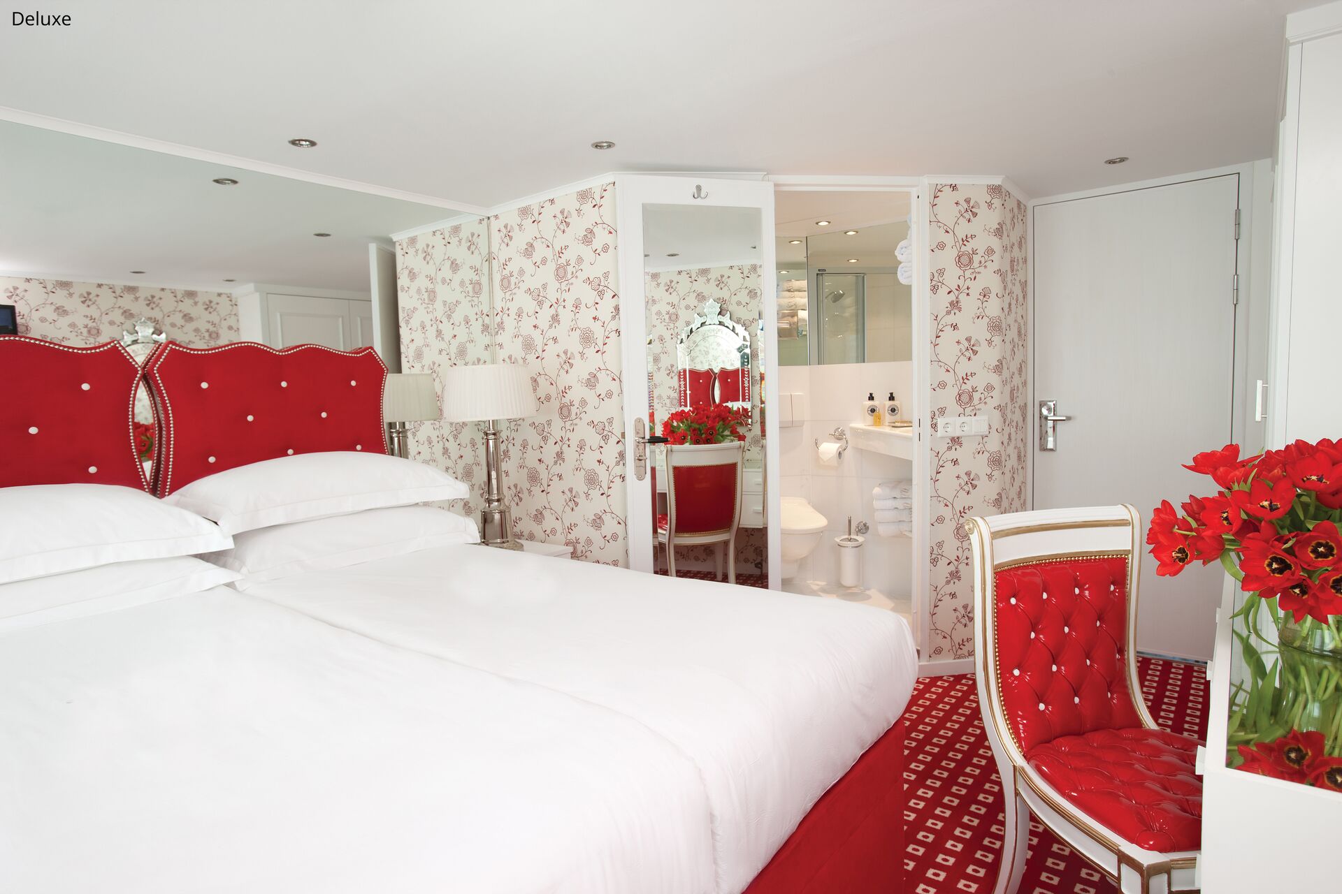 Large Trafalgar Verity Deluxe Cabin