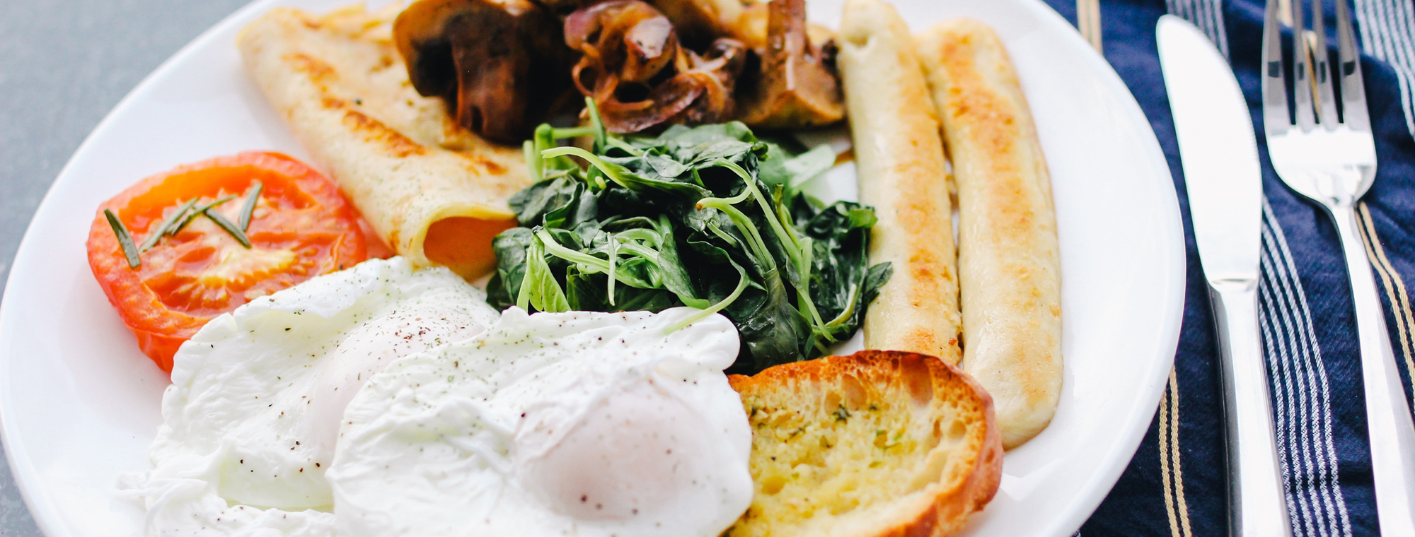 Expert Food Breakfast Eggs Tomatoes Sausage Toast Beans Spinach Plate Fork