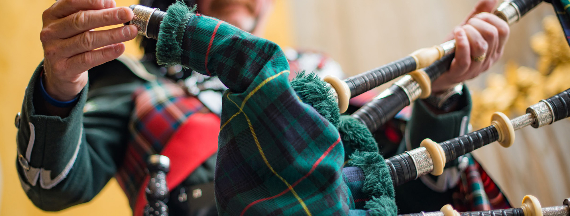 Piper Meet Edinburgh Castle Edinburgh Scotland Guests Bagpiper Bagpipes Show Kilt Tartan Expert Advice