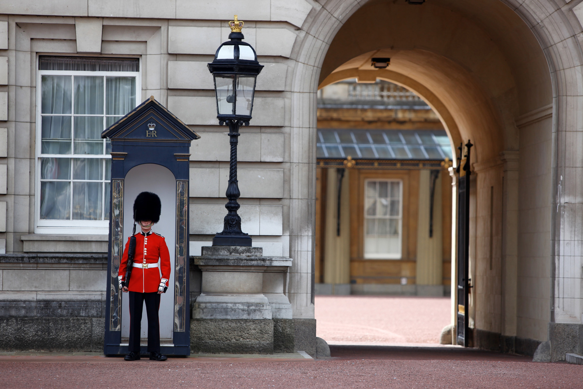 England London Buckingahm Palace Guard On Duty