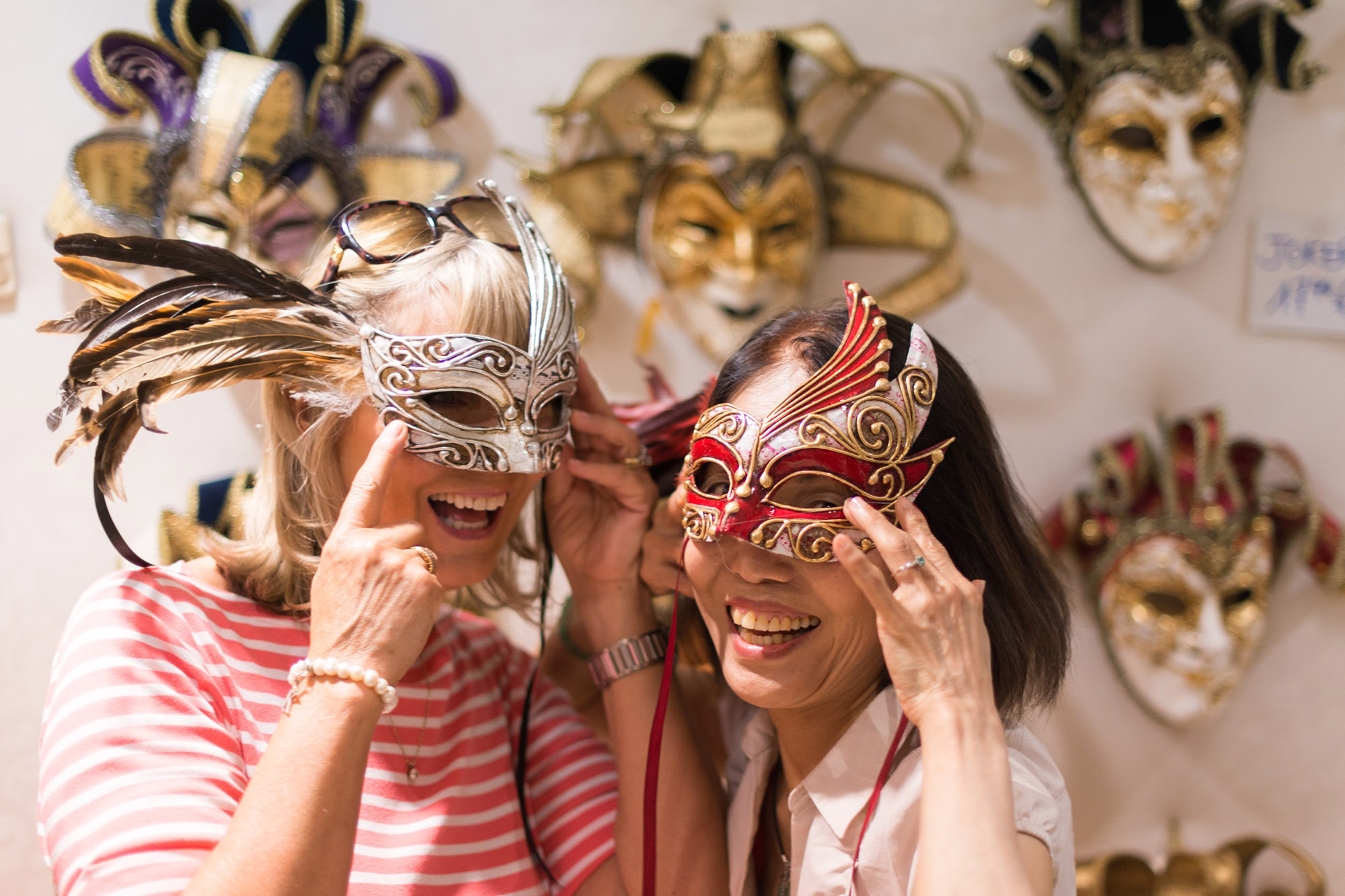 Expert Italy Venice Carnivale Tourists Wearing Masks