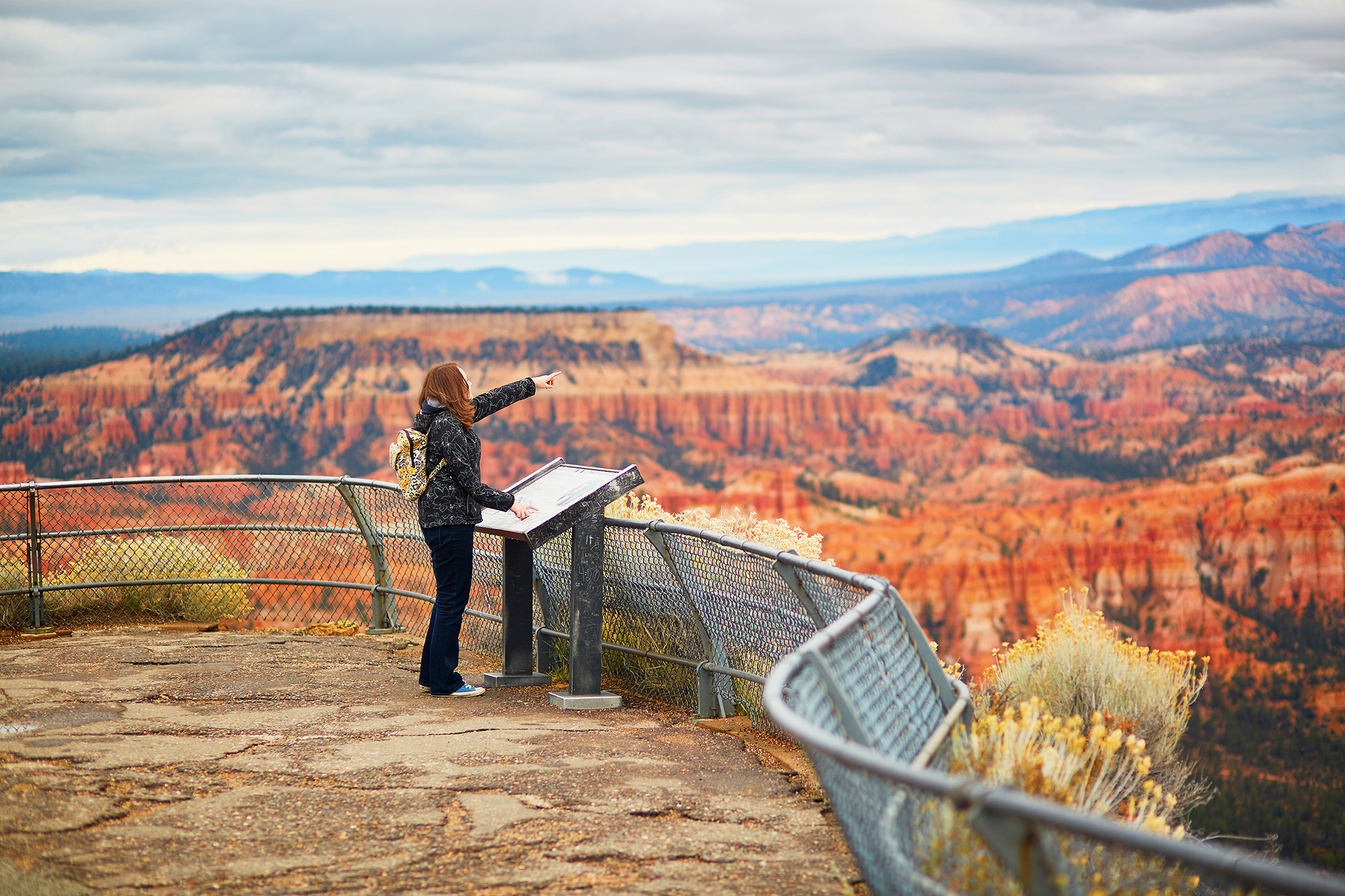 Usa Grand Canyon National Park Observation Deck Pointing Visitor