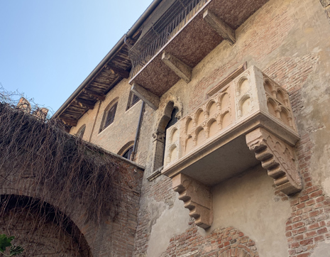 Italy Verona Juliet Balcony Shakespeare Ari Fam Building (1)