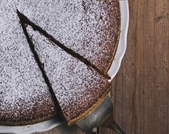 Expert Recipe Spanish Almond Cake Powdered Sugar Serving Pie Table Wood