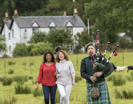 Scotland Highlands Pipper Ladies Walking Tt