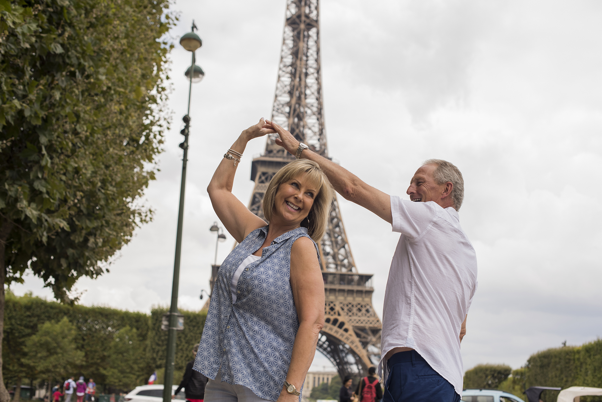 France Paris Couple Dancing Eiffel Tower Tt
