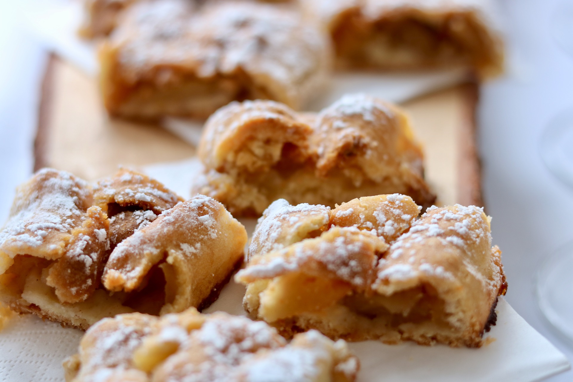 Expert Food Street Order Austria Apfelstrudel Apple Strudel Chunks 4118504 1920