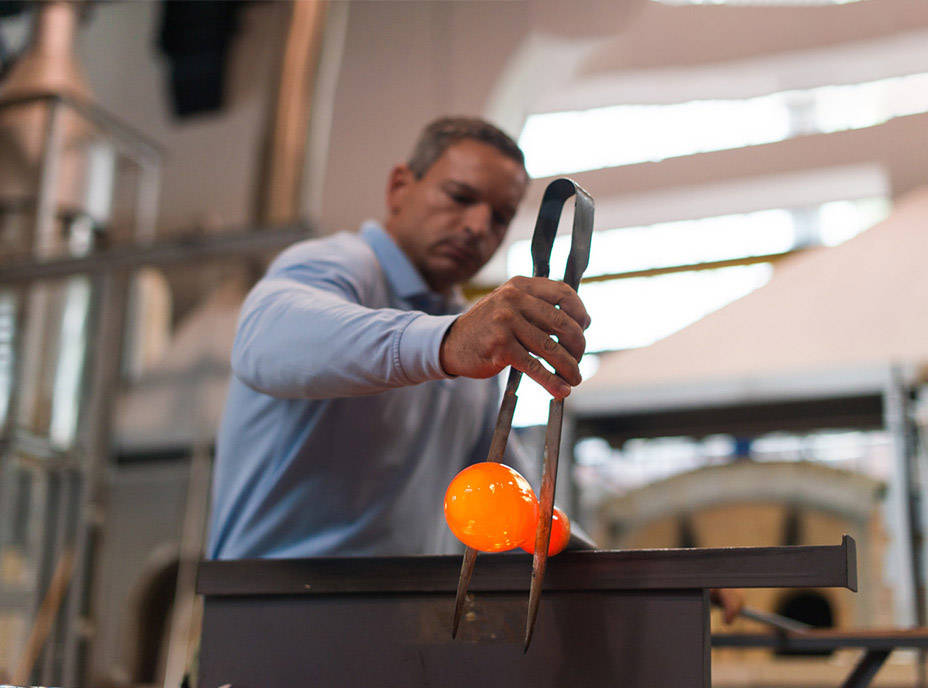 Expert Mtm Make Travel Matter Treadright Italy Murano Glassblowing Focus On Hand Glass Bulb