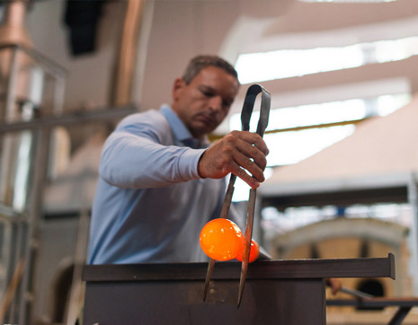 Expert Mtm Make Travel Matter Treadright Italy Murano Glassblowing Focus On Hand Glass Bulb