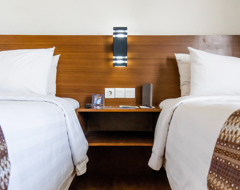 Expert Europe Bed Hotel Outlet Nightstand Light Pillows Hotel