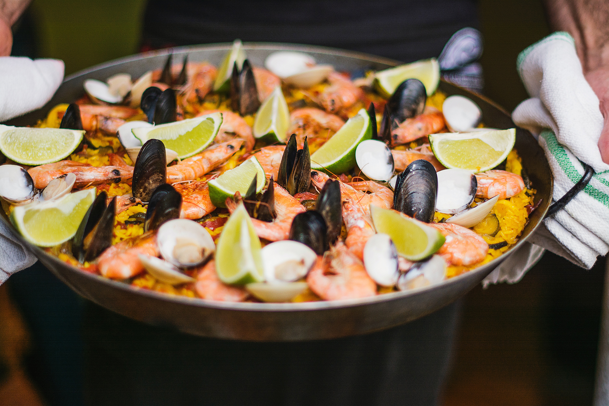 Expert Paella Valencia Spain Pan Seafood Peas Serving
