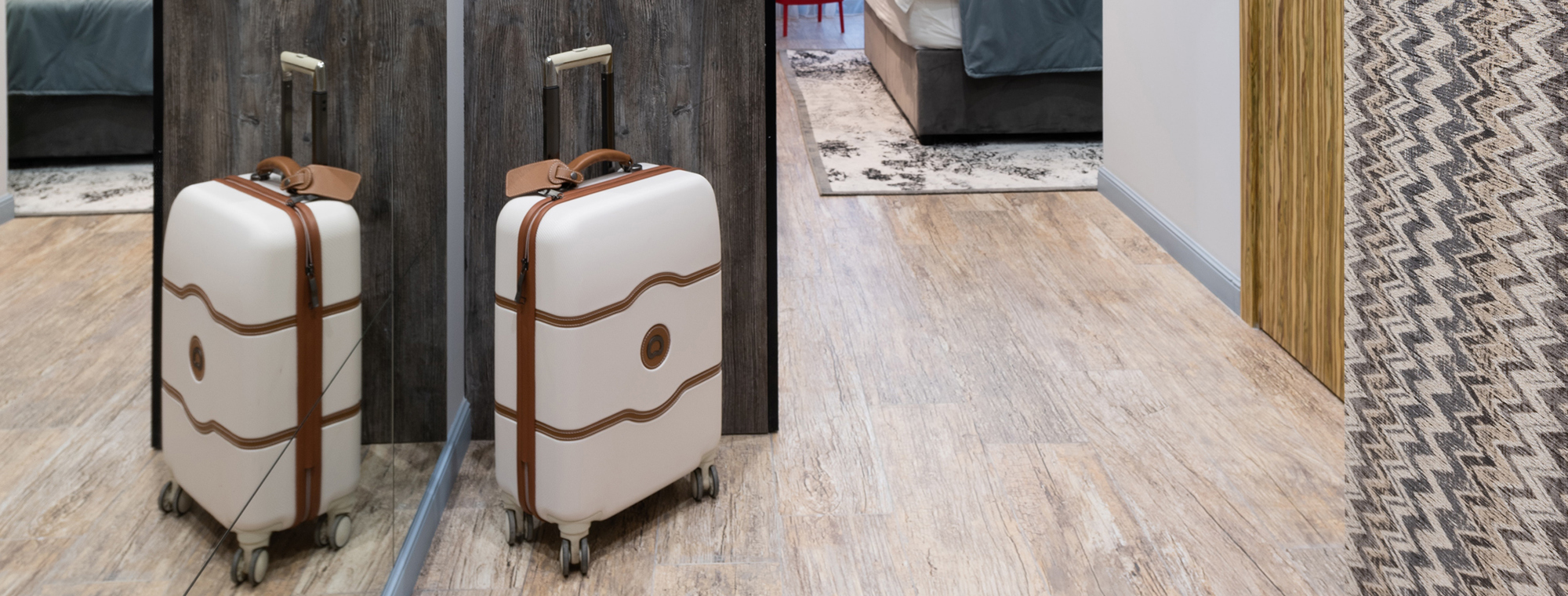 Expert Suitcase Packing Room Mirror