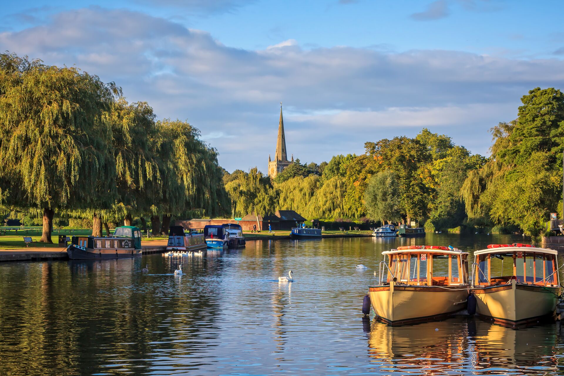 Large Idyllic River Avon Passing Though Stratford Upon Avon 1272005129