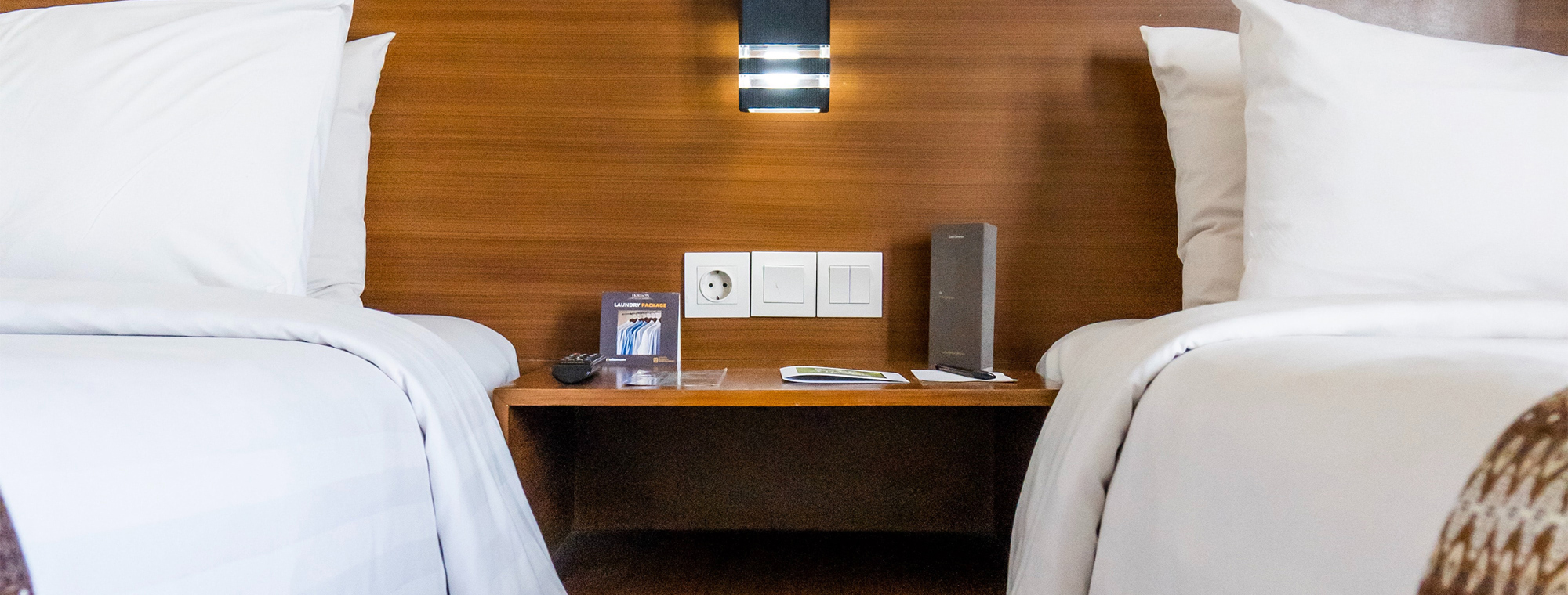 Europe Bed Hotel Outlet Nightstand Light Pillows Hotel Expert