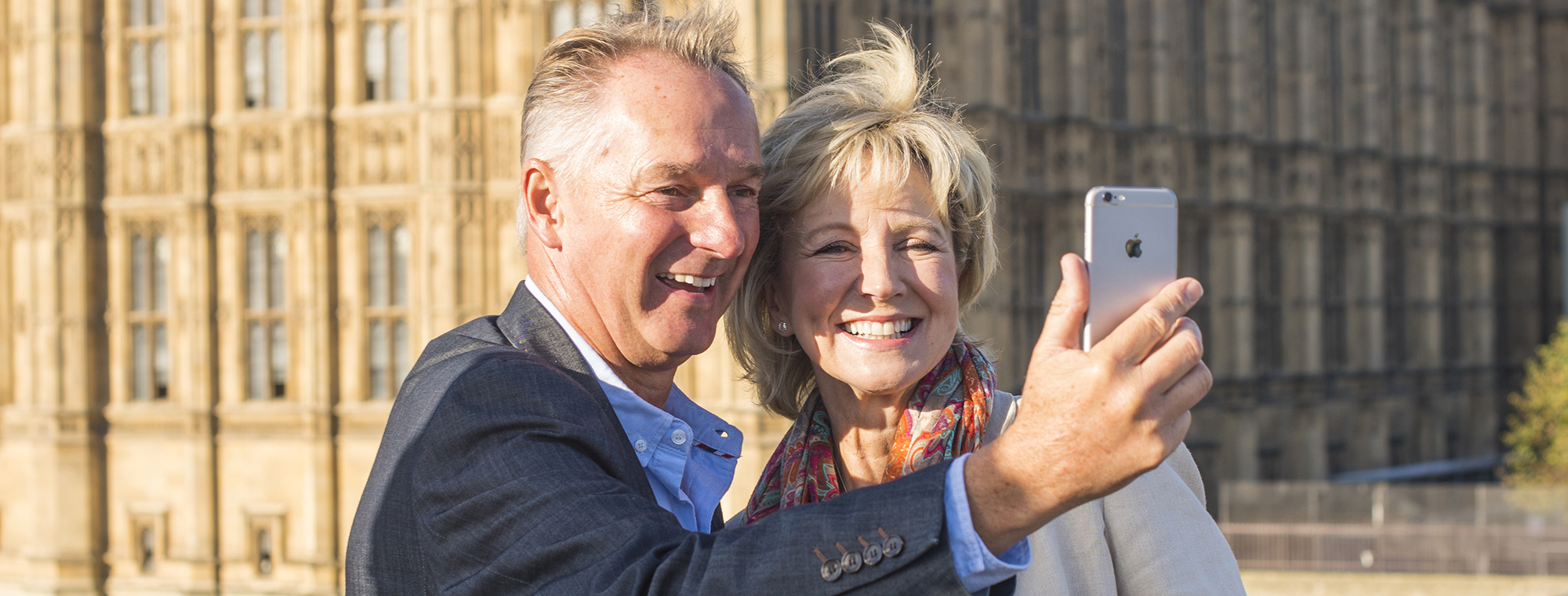 Uk London Parliament Couple Selfi Tt